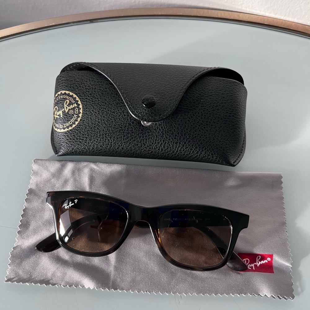 RAY - BAN 4640 710/M2
FRAME Polished Light Havana
LENSES Brown